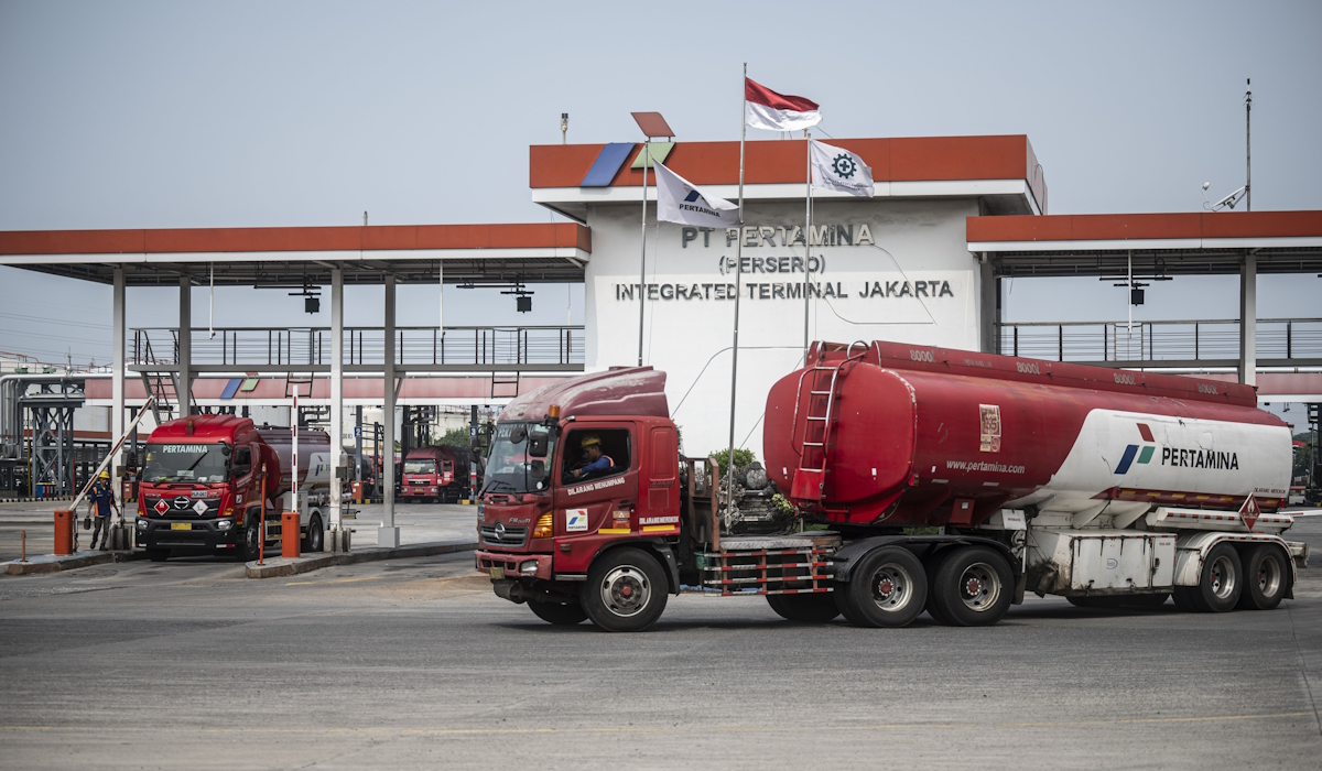 Mobil tangki melintas usai mengisi BBM ke mobil tangki 