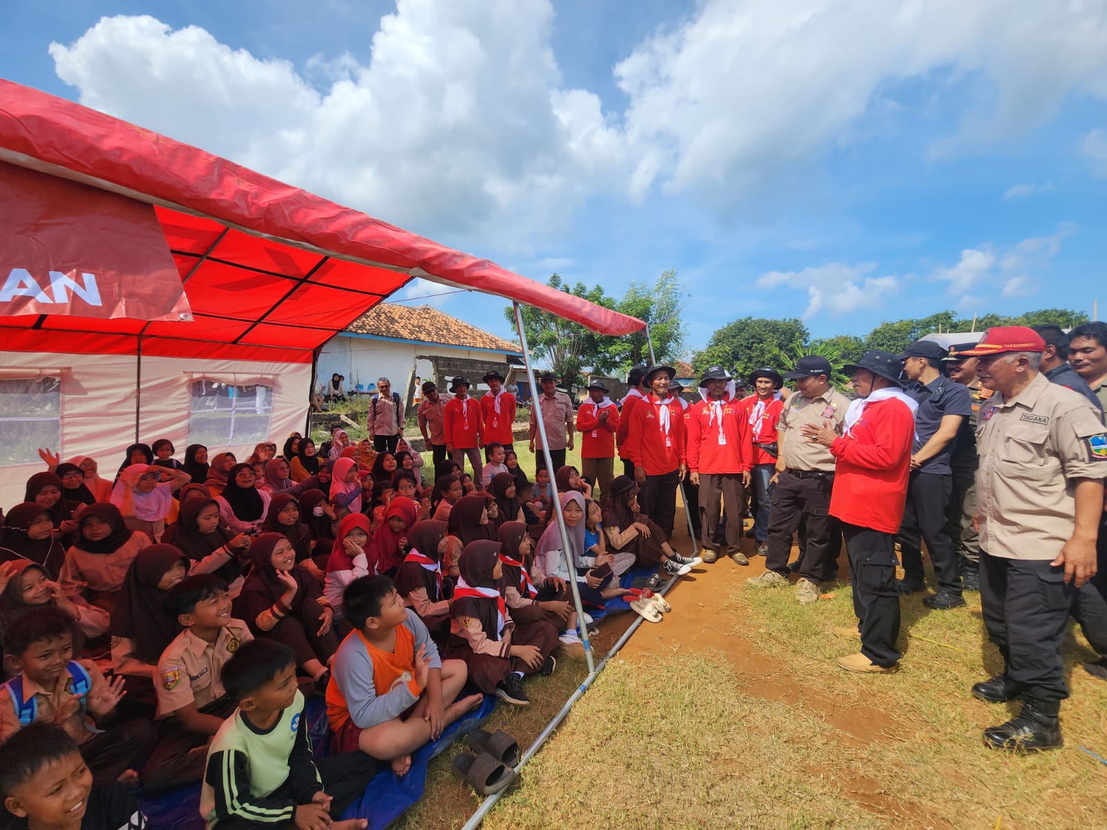 Kementerian Sosialf menyerahkan bantuan pencegahan dampak bencana alam di Kabupaten Garut. 