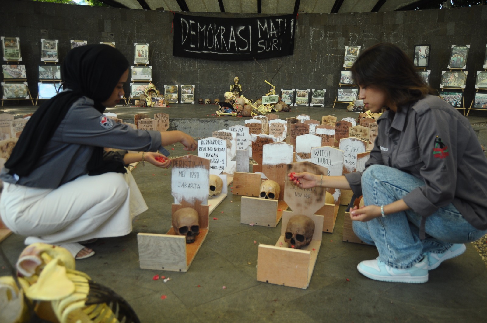 Dua mahasiswa berada di tengah deretan tengkorak pada peringatan 26 Tahun Reformasi di Kampus UPI Bandung
