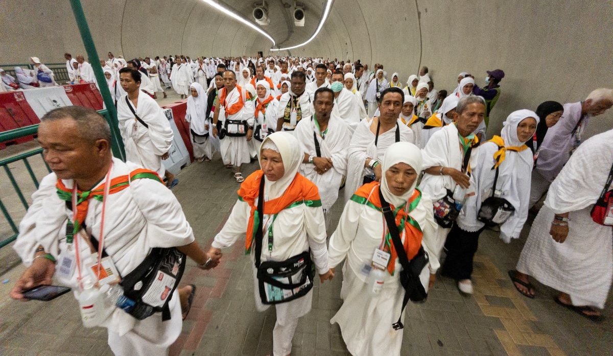 Jemaah haji Indonesia berjalan menuju Jamarat untuk melempar jamrah aqobah di Mina, Mekah, Arab Saudi, Minggu (16/6/2024).