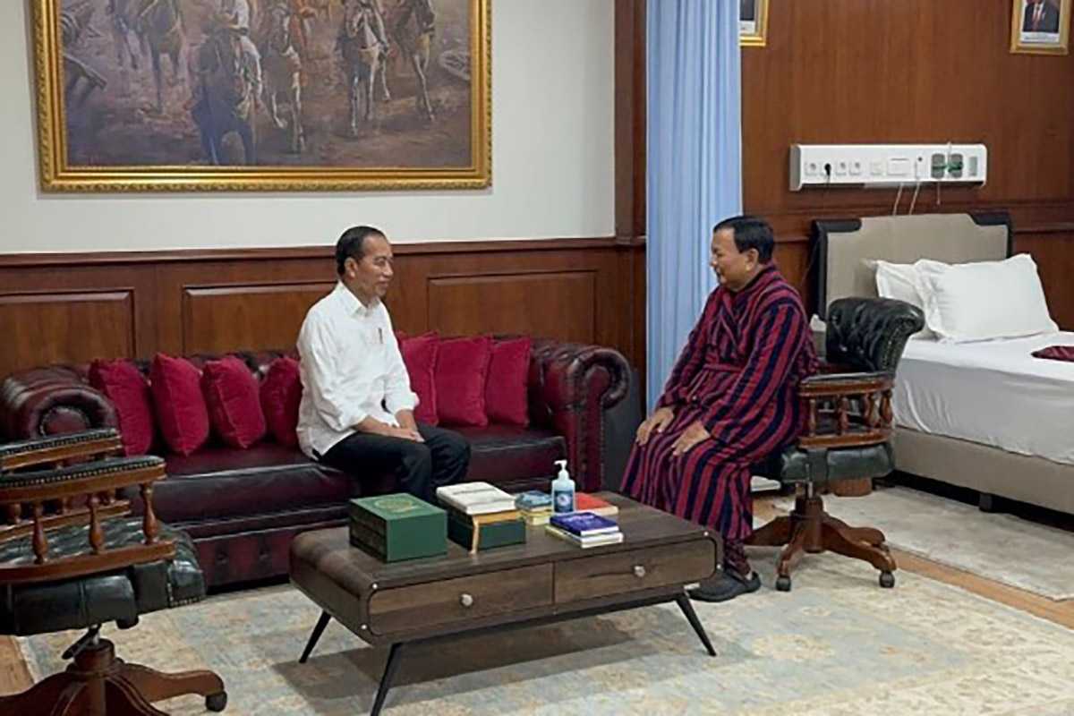 Presiden Jokowi (kiri) menengok Menteri Pertahanan Prabowo Subianto yang menjalani pemulihan pascaoperasi.