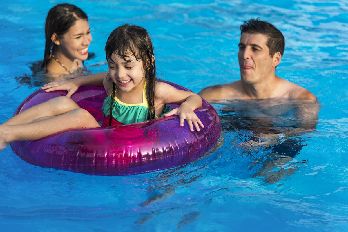 Warna baju renang anak dapat memengaruhi tingkat keterlihatan mereka di air, memainkan peran penting dalam pencegahan tenggelam. 