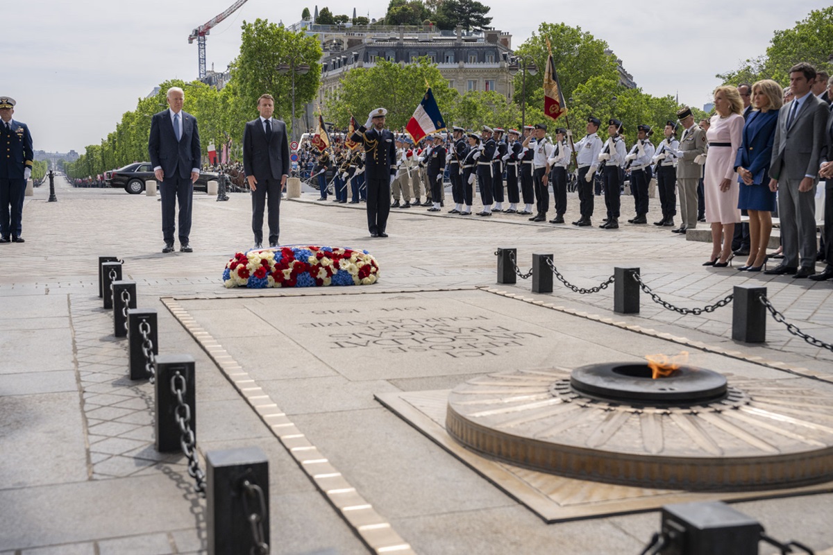Emmanuel Macron dan Joe Biden memulai kunjungan kenegaraan Presiden AS ke Prancis dengan upacara di Arc de Triomphe 