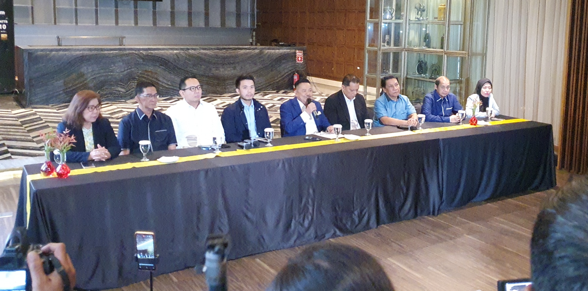 Kuasa hukum keluarga Jokowi, Otto Hasibuan berikan keterangan pers