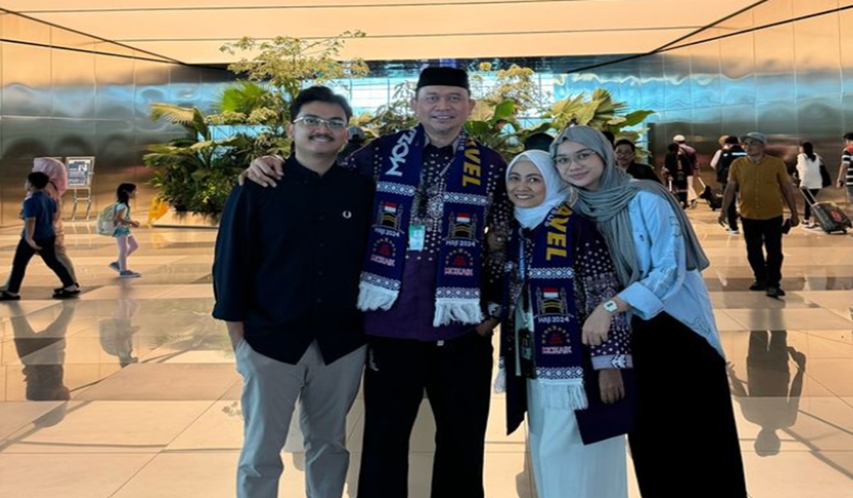 Komedian Cak Lonton (kedua dari kiri) saat akan berangkat haji.