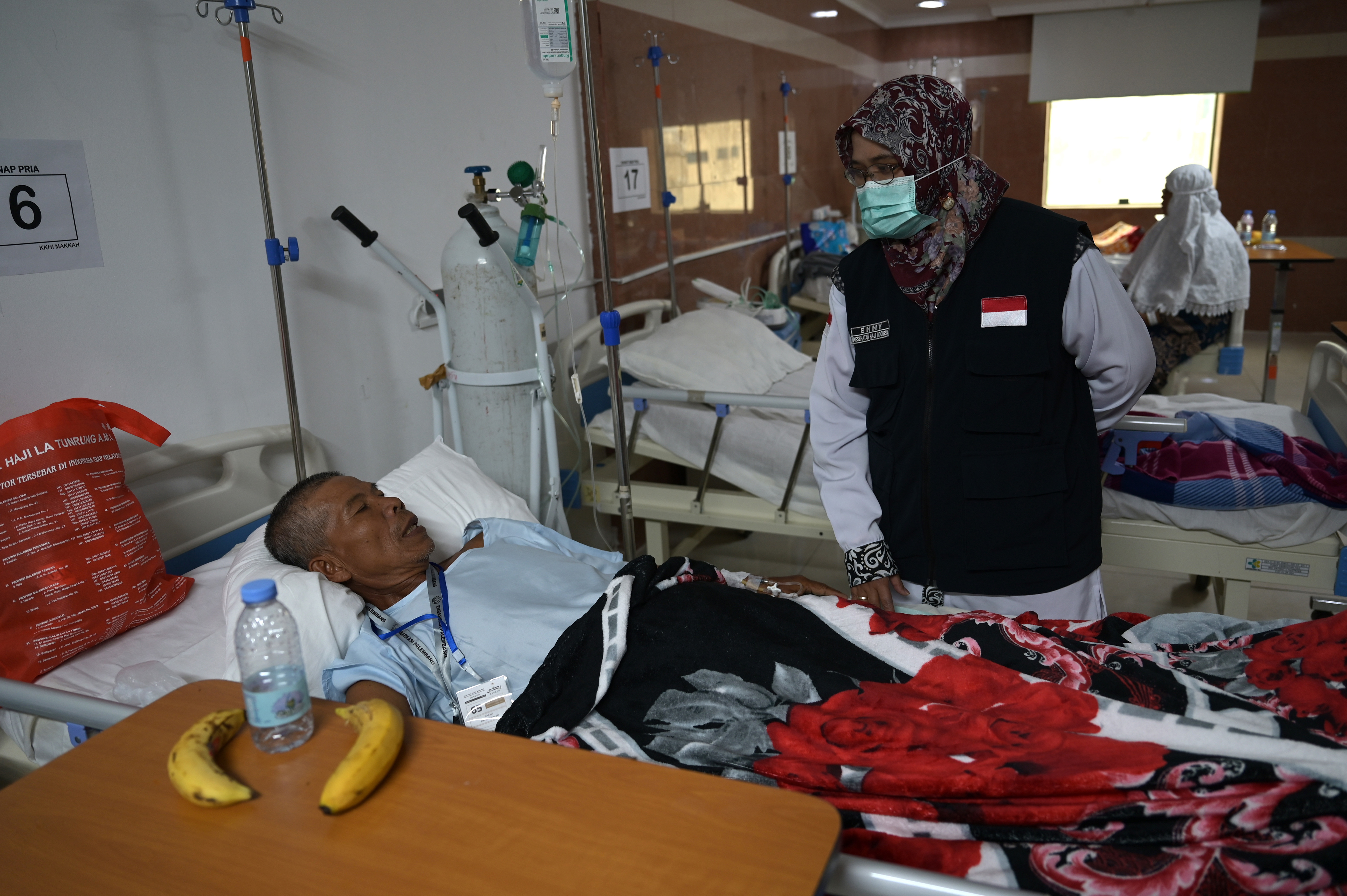 Kepala Klinik Kesehatan Haji Indonesia (KKHI) Makkah Enny Nuryanti (kanan) berbincang dengan pasien di Makkah, Arab Saudi