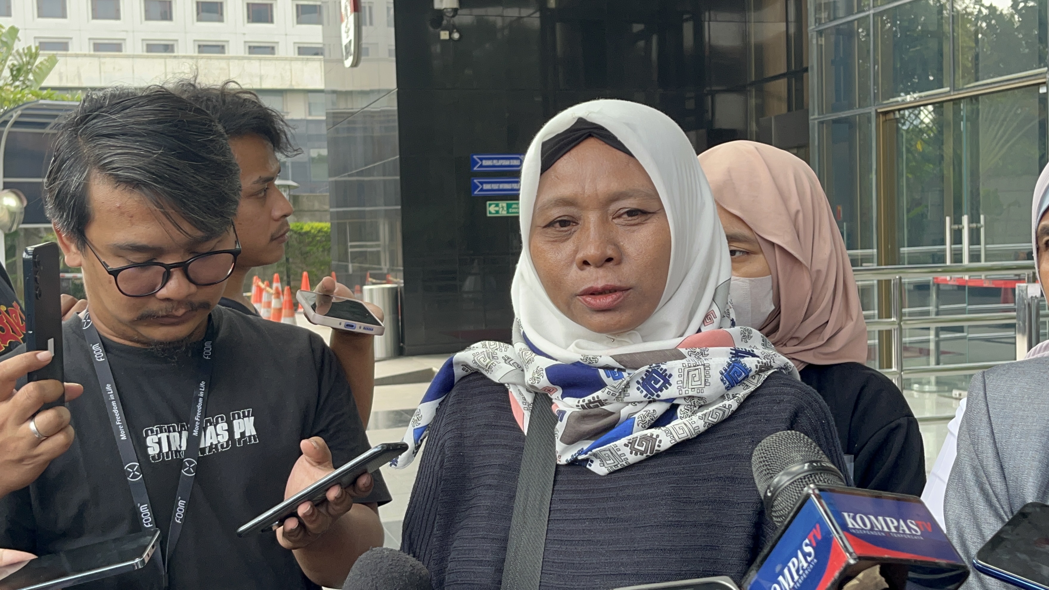 Ibu kandung Pegi Setiawan, Kartini di Gedung KPK