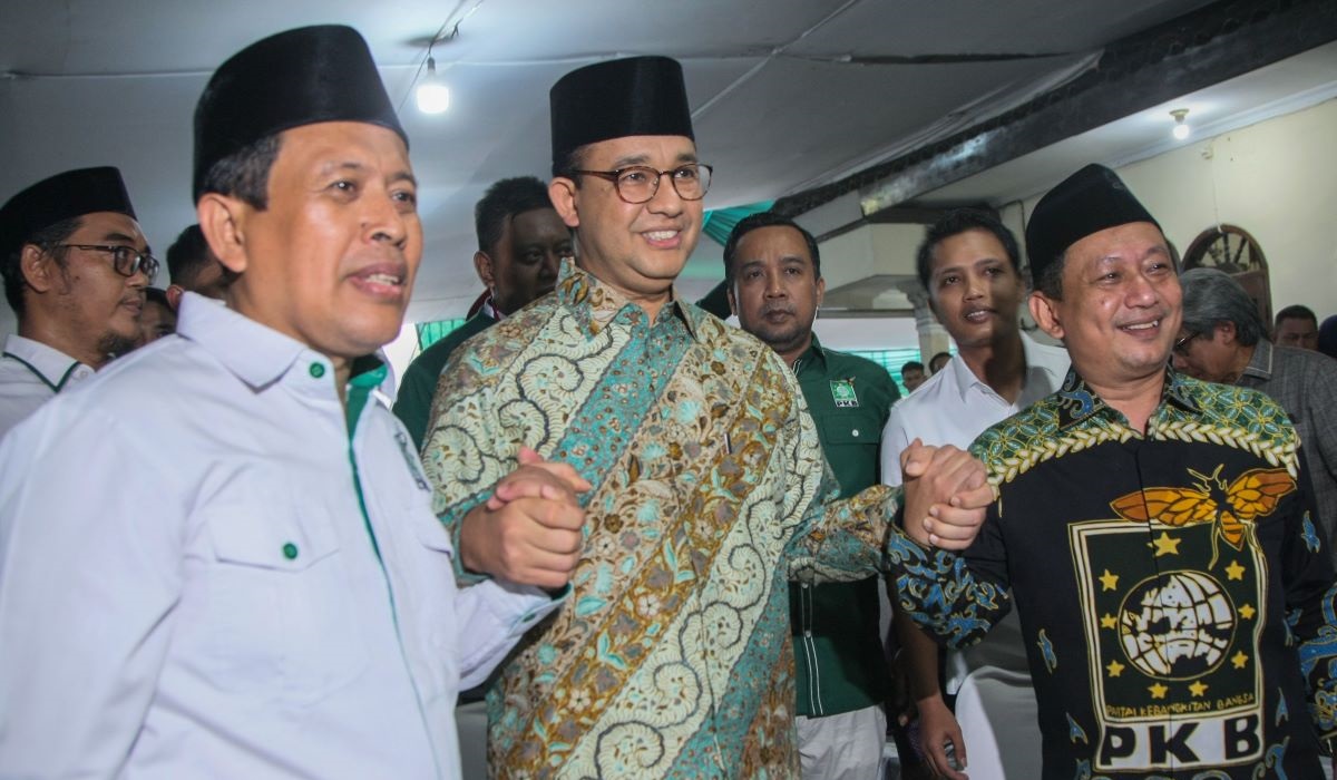 Anies Baswedan (tenngah) bergandengan tangan dengan Ketua DPW PKB DKI Jakarta, Hasbiallah  Ilyas (kanan).
