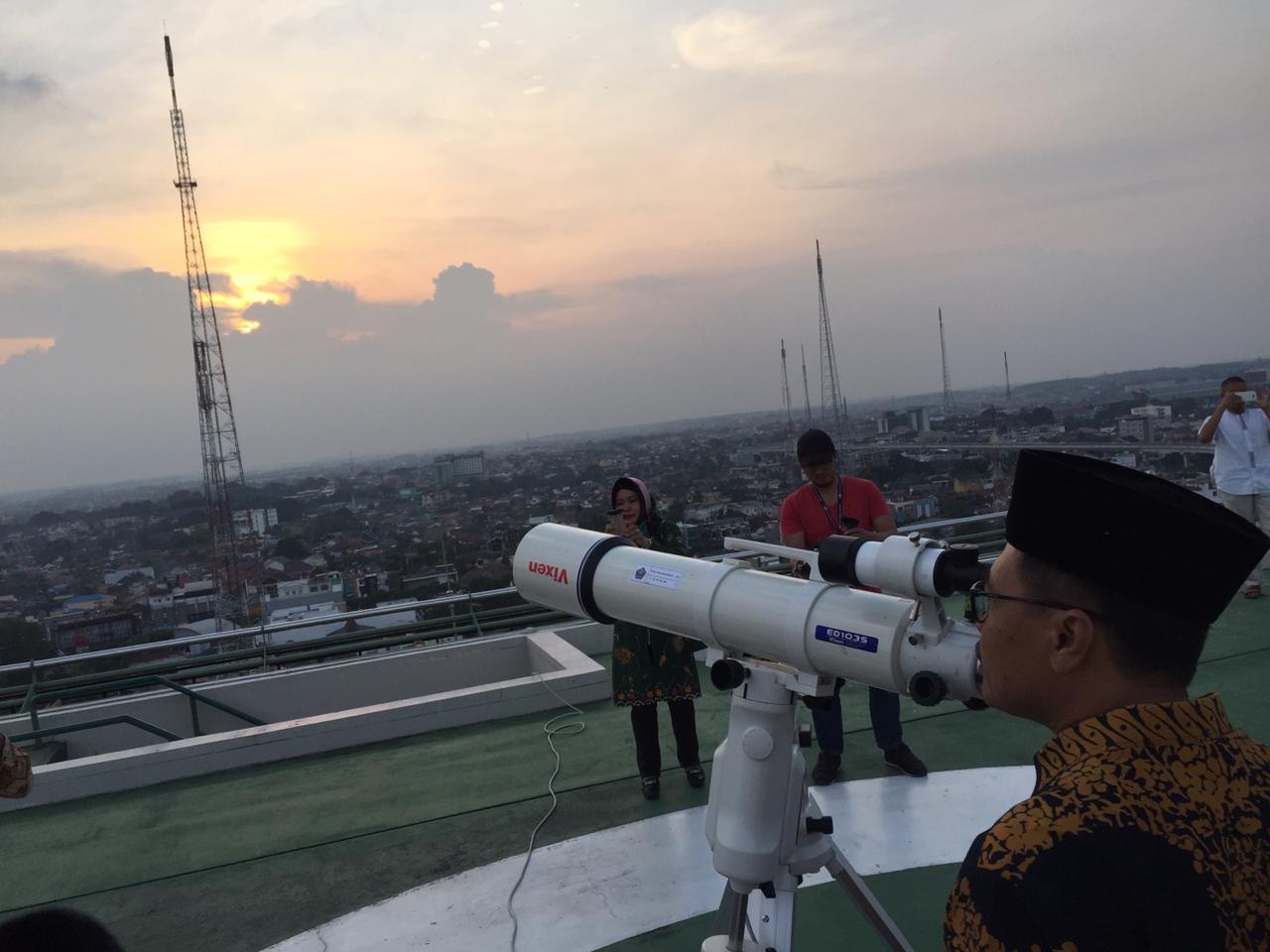 ilustrasi : petugas memantau hilal atau rukyatul hilal