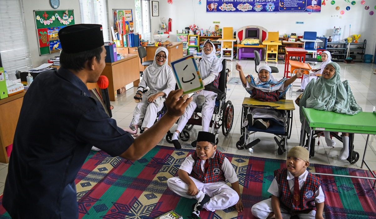 Ilustrasi: guru mengajarkan huruf hijaiyah kepada murid disabilitas di SLBD-D1 YPAC Jakarta 