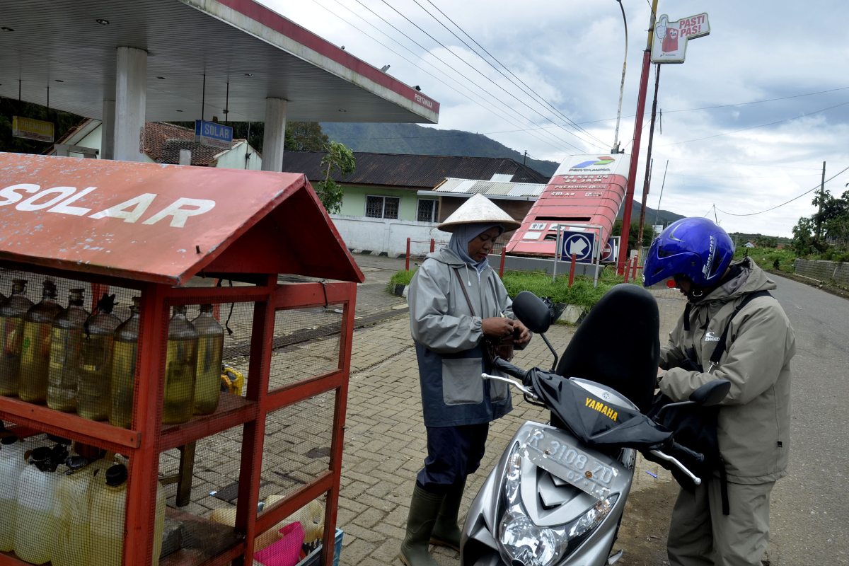 Seorang penjual bensin eceran terlihat membuka dagangannya di depanSPBU di Desa Dieng Kulon, Kecamatan Batur, Banjarne gara, Jawa Tengah