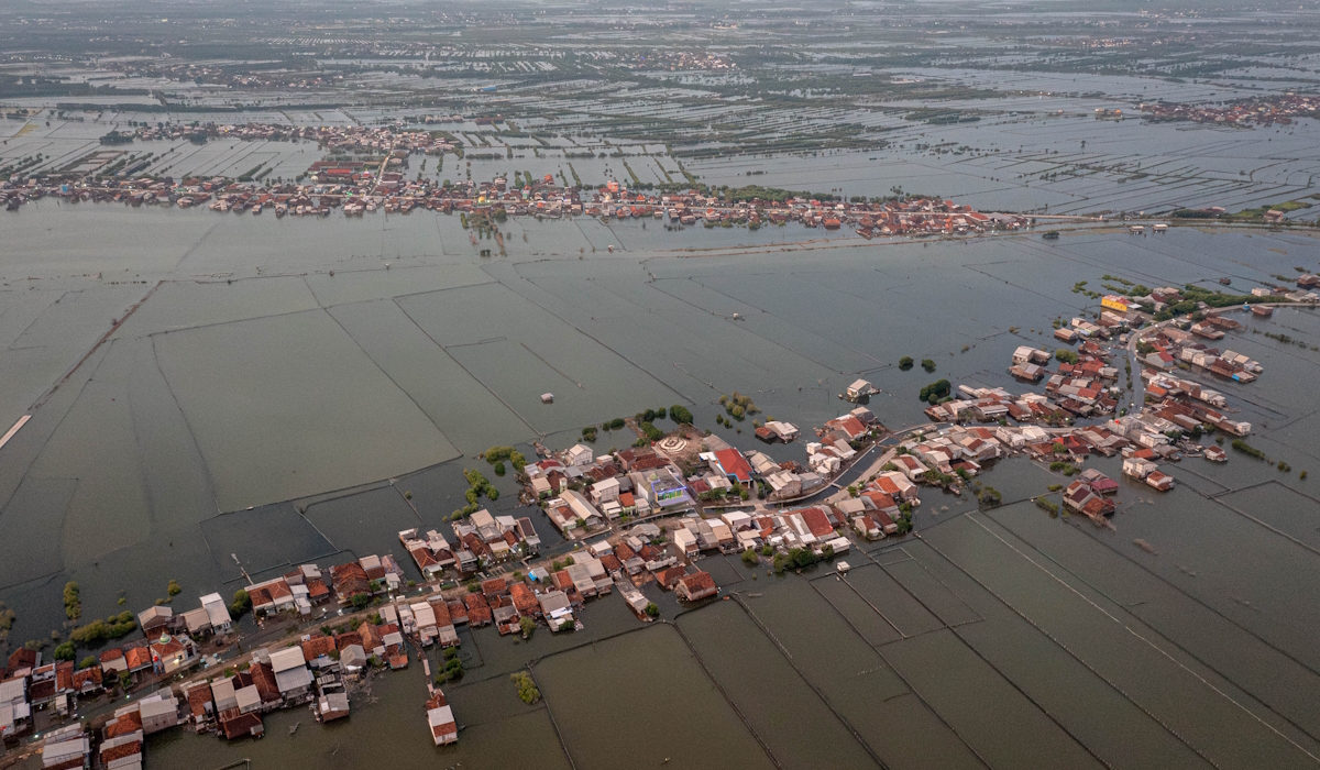 Foto udara kondisi permukiman warga yang terdampak rob di Desa Tugu, Kabupaten Demak, Jawa Tengah 