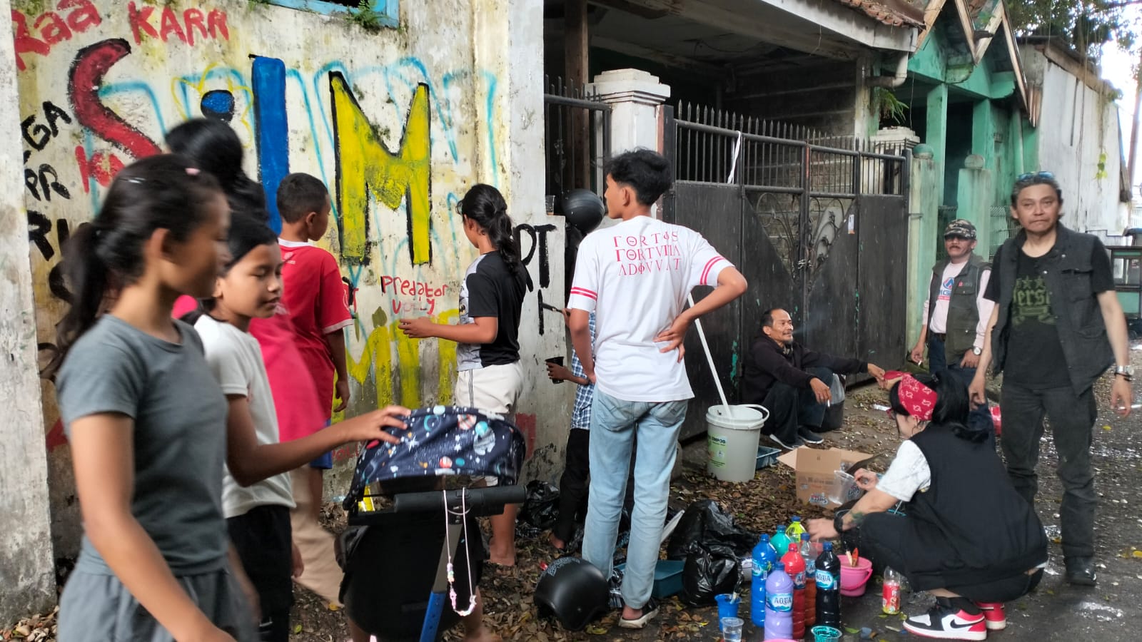 Reborn Indonesia bersama warga menggambar graffiti di lingkungan Saritem.
