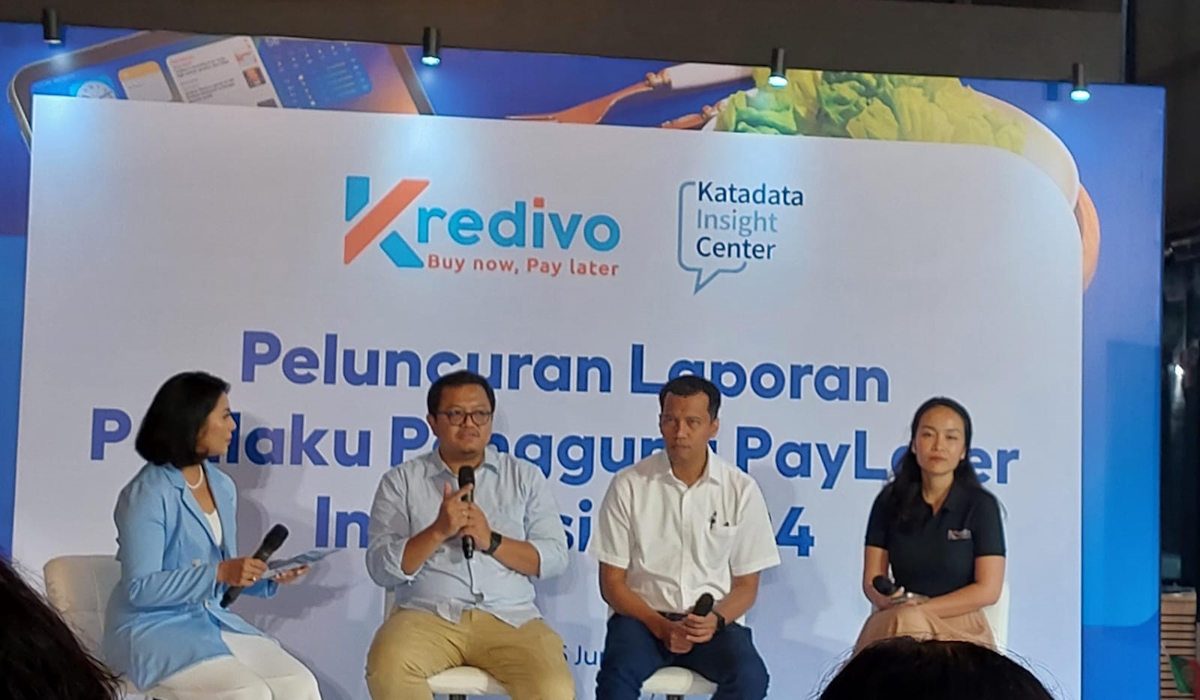  Direktur Ekonomi Digital CELIOS Nailul Huda (kedua dari kiri) dan Executive Director Katadata Insight Center Adek Media Roza