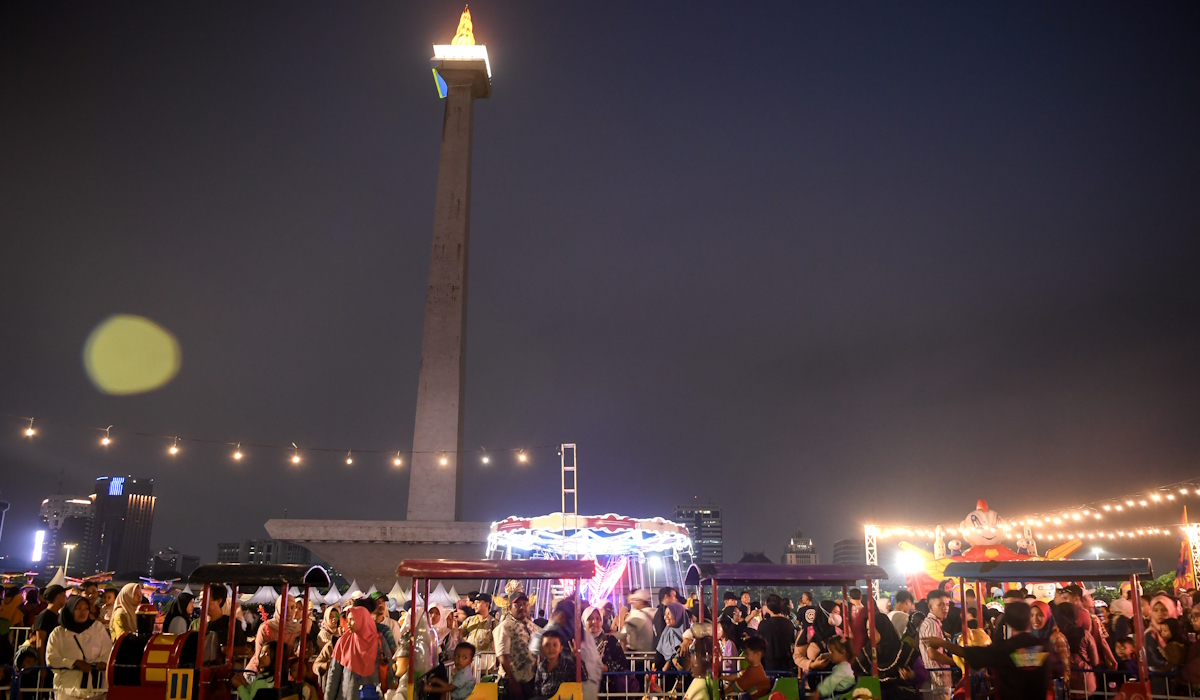 Warga menikmati wahana saat Jakarta Night Carnival 2024 di Silang Monas Jakarta 