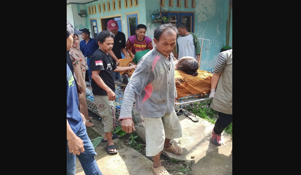 Warga mengevakuasi 7 korban ledakan tabung gas elpiji 3 kg di Dusun Pangligaran, Desa Medanglayang, Kabupaten Ciamis.
