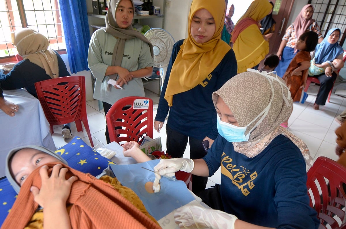 Anggota Komisi IX DPR RI menekankan peningkatan jumlah dan sebaran bidan harus merata di seluruh daerah hingga tingkat desa.