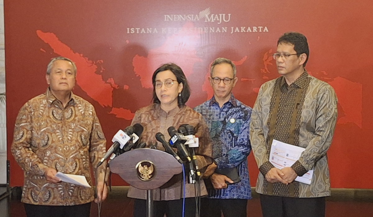 Menkeu Sri Mulyani (tengah)