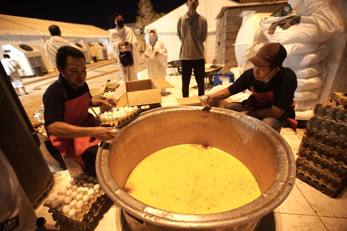 Petugas katering memasak di dapur umum untuk menyediakan sarapan pagi bagi jemaah haji Indonesia.