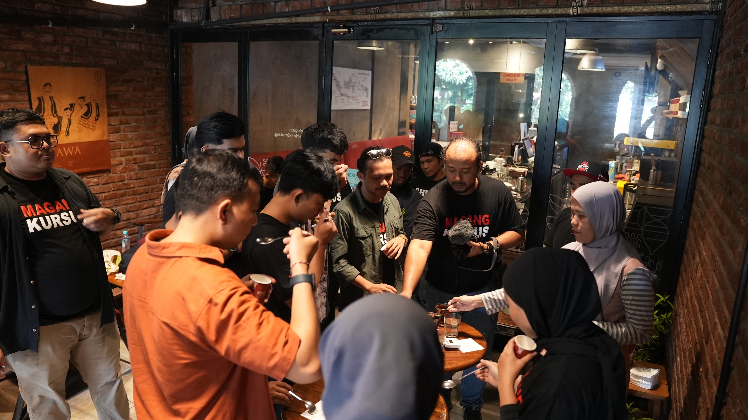 Genjot Kompetensi, Kemendikbudristek Magangkan LKP Barista di Industri Kopi