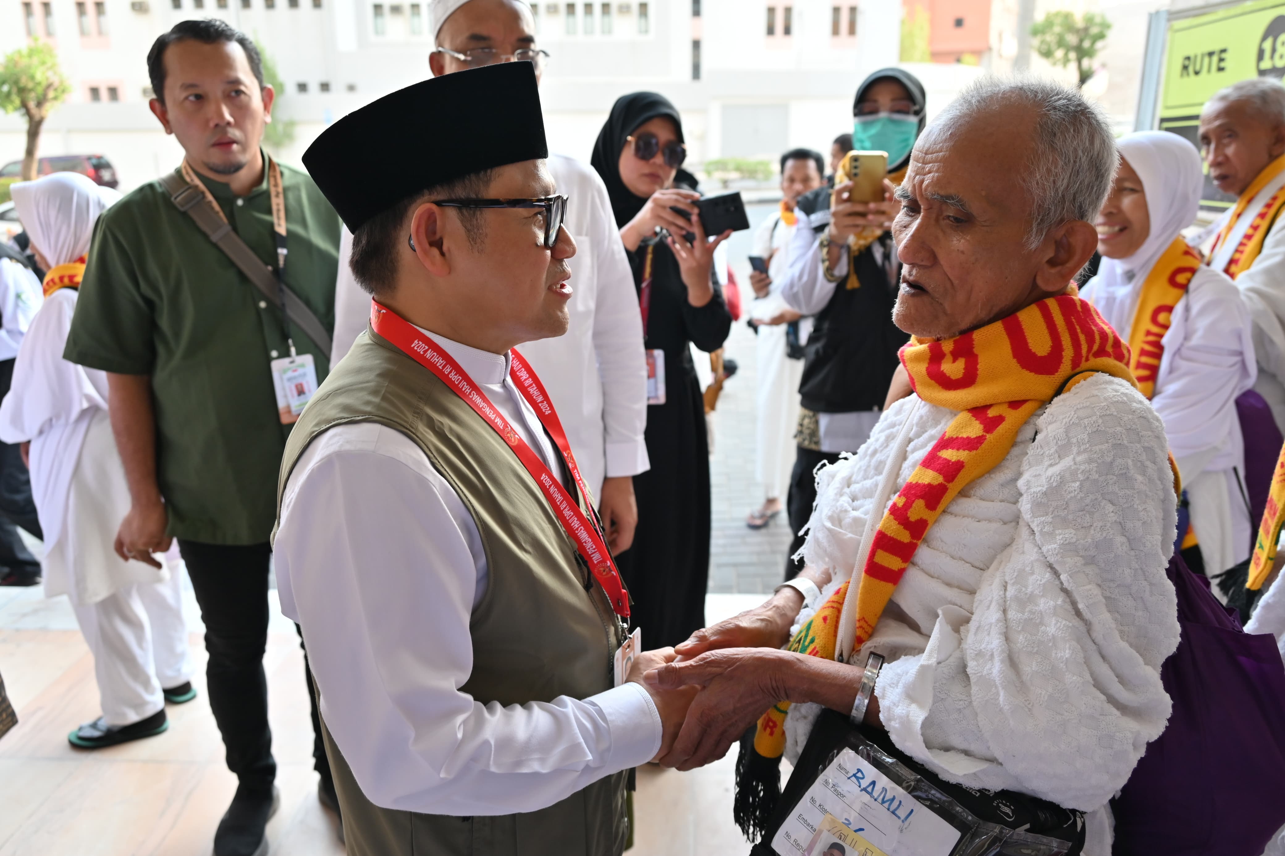 Wakil Ketua Dewan Perwakilan Rakyat Republik Indonesia (DPR RI) Muhaimin Iskandar (kiri) berbincang dengan jemaah haji Indonesia.