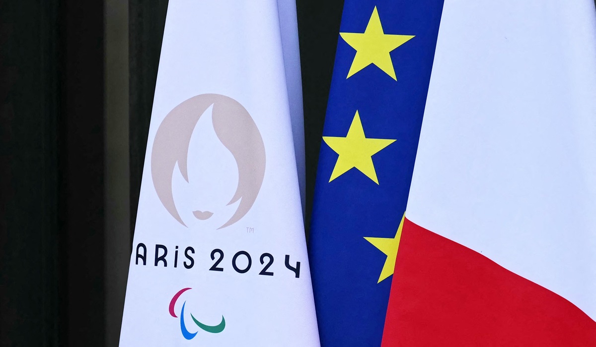 Bendera Olimpiade Paris 2024 terlihat berada bersama bendera Uni Eropa dan Prancis.