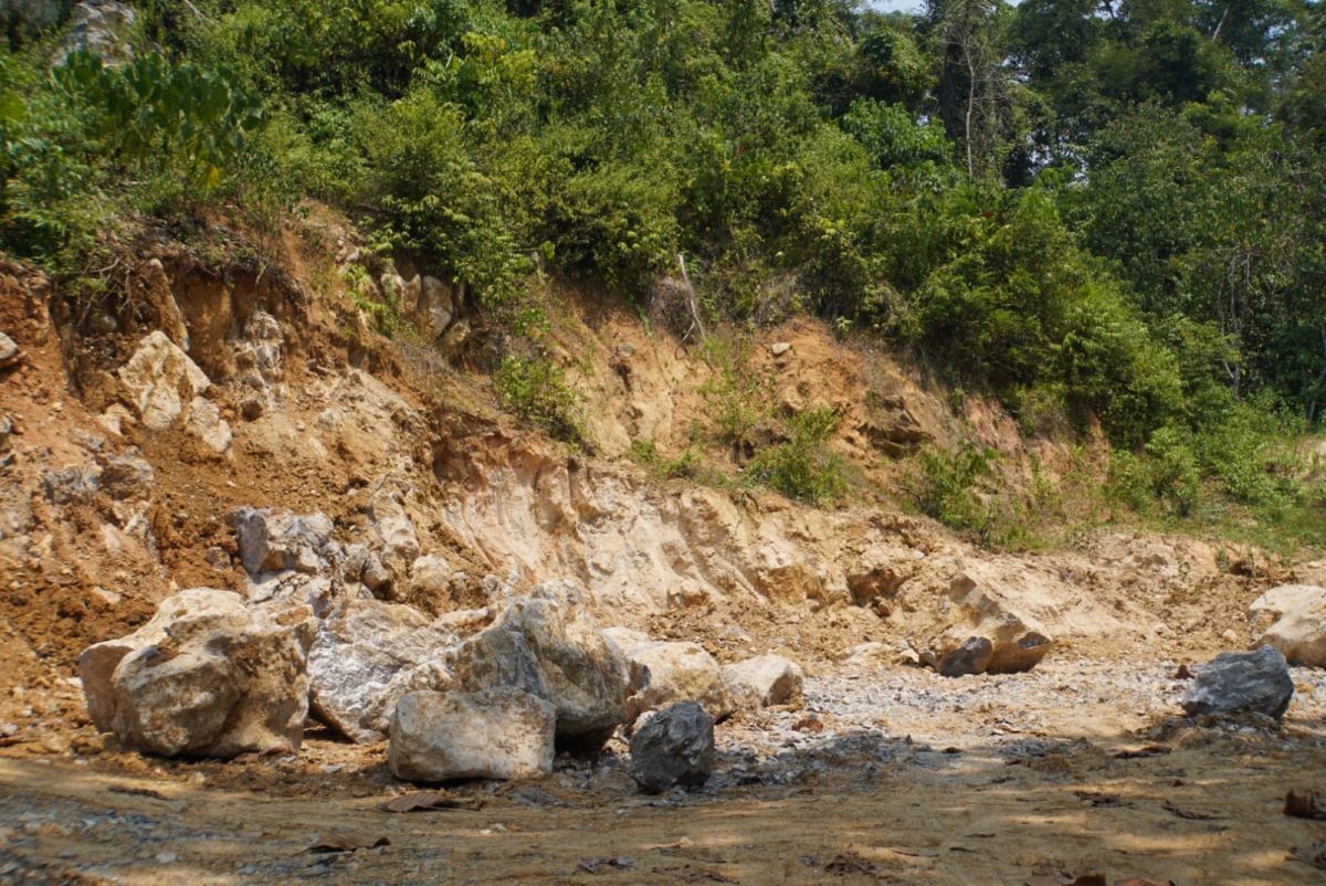 Aktivitas tambang Galian C di Kabupaten Hulu Sungai Tengah, Kalimantan Selatan.
