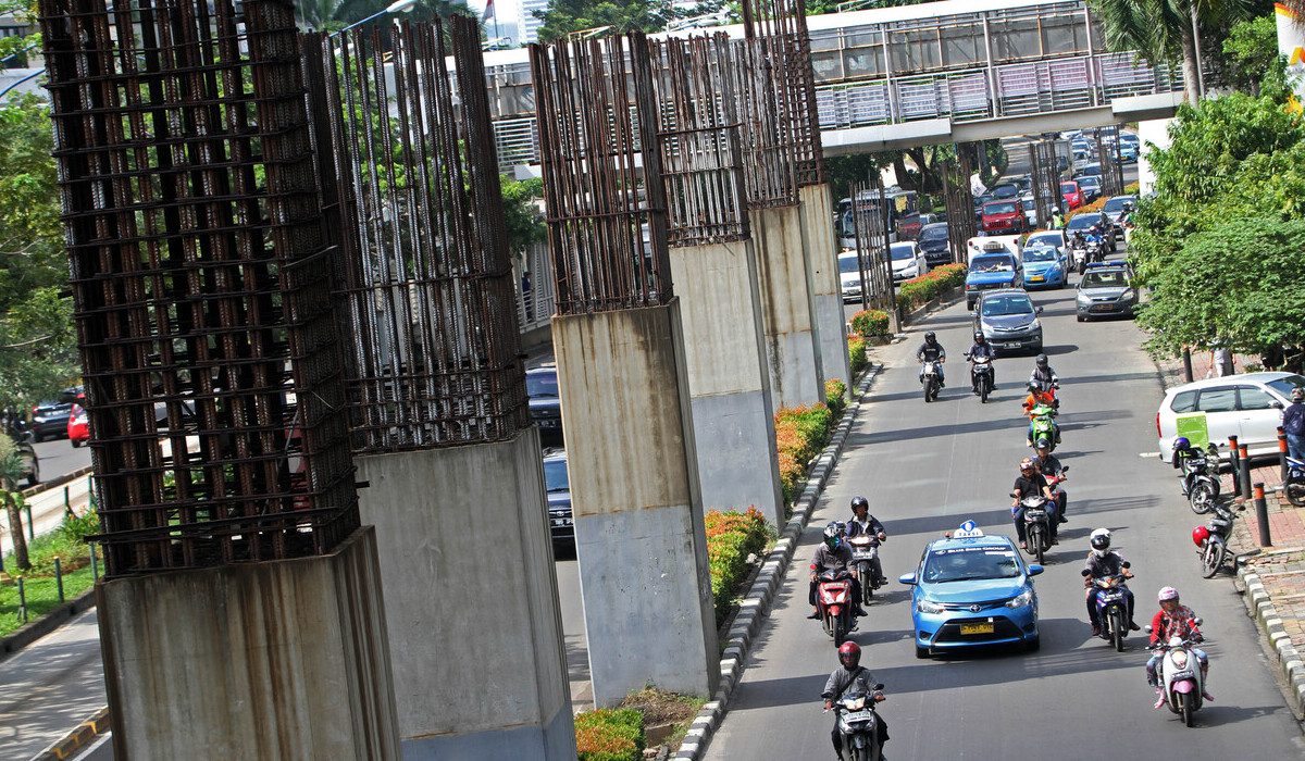 Tiang-tiang konstruksi proyek monorel terpancang di sepanjang Jalan HR Rasuna Said, Kuningan, Jakarta Selatan.
