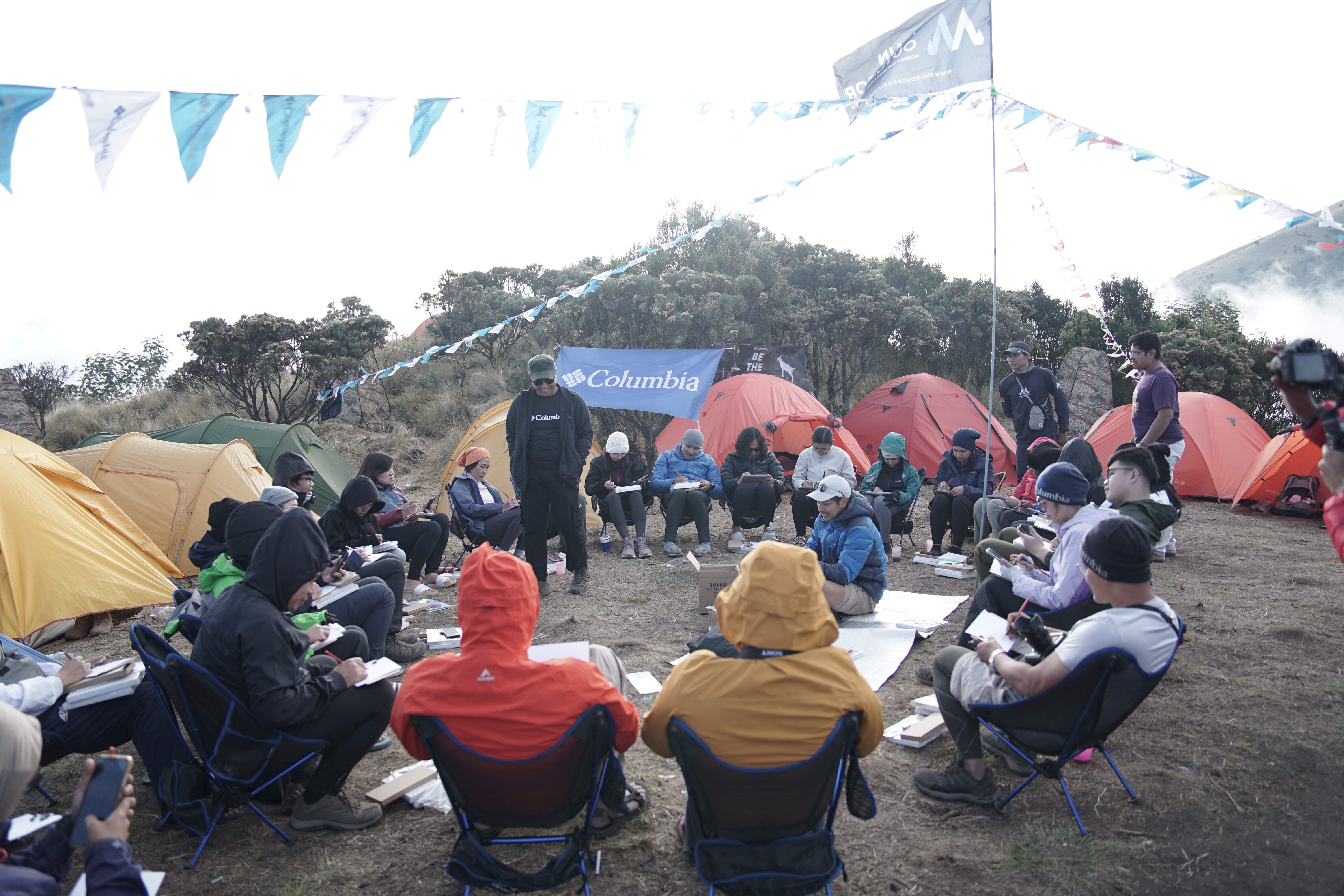 Columbia Merbabu Experience diikuti para pendaki, termasuk para perempuan. DI gunung, mereka berkegiatan dengan melakukan yoga dan melukis  