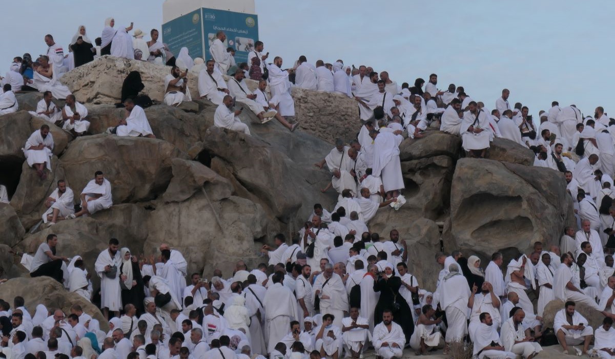 Umat Islam dari berbagai negara melaksanakan wukuf di Jabal Rahmah, Arafah.