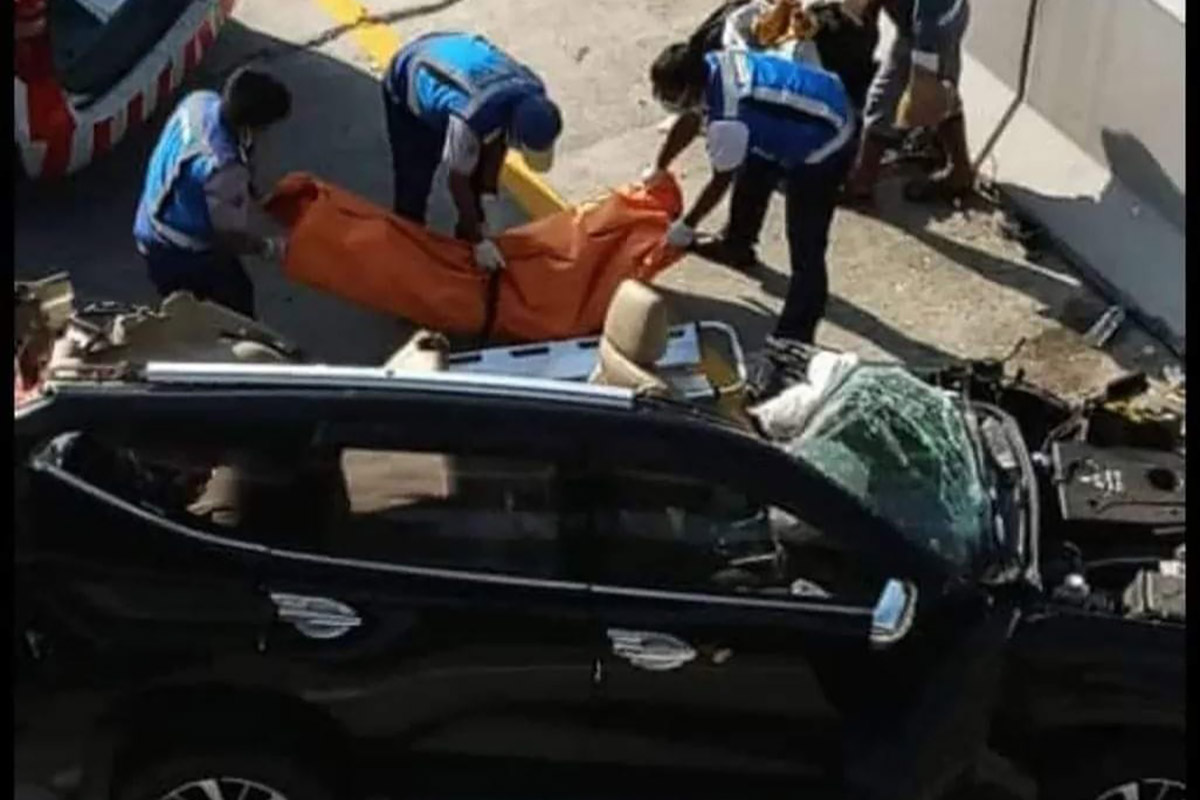 Kecelakaan antara sebuah truk dan Mitsubishi Pajero terjadi di ruas KM 405 tol Semarang-Batang, Kabupaten Kendal, Jawa Tengah, Sabtu (22/6).