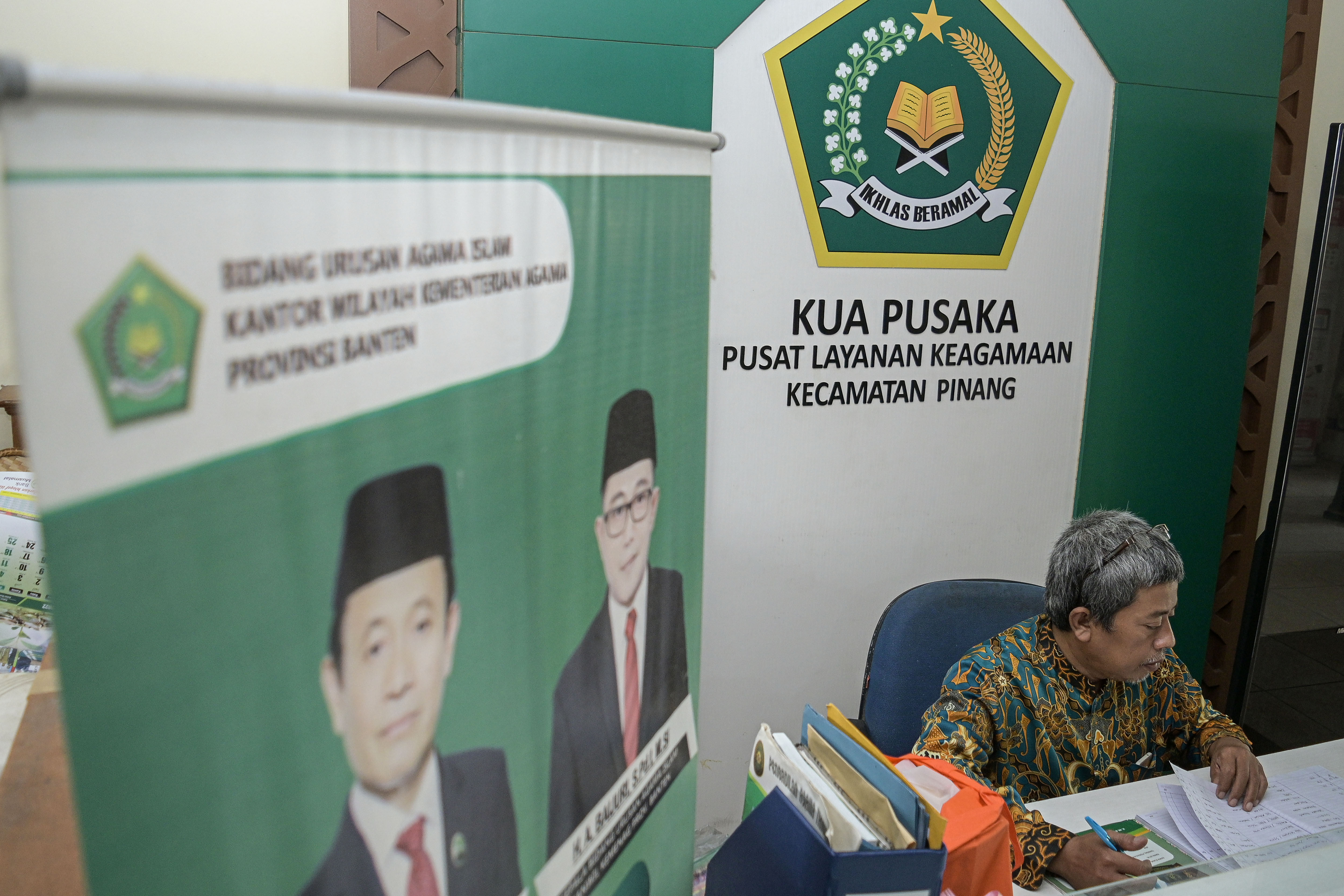 Petugas memeriksa berkas di Kantor Urusan Agama (KUA) Kecamatan Pinang, Kota Tangerang, Banten, Jumat (1/2/2024).