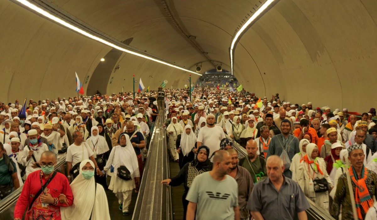 Jemaah haji berjalan melintasi terowongan Muaisim untuk melempar jamrah hari ketiga menuju Jamarat di Mina, Arab Saudi, Jumat (30/6/2023).