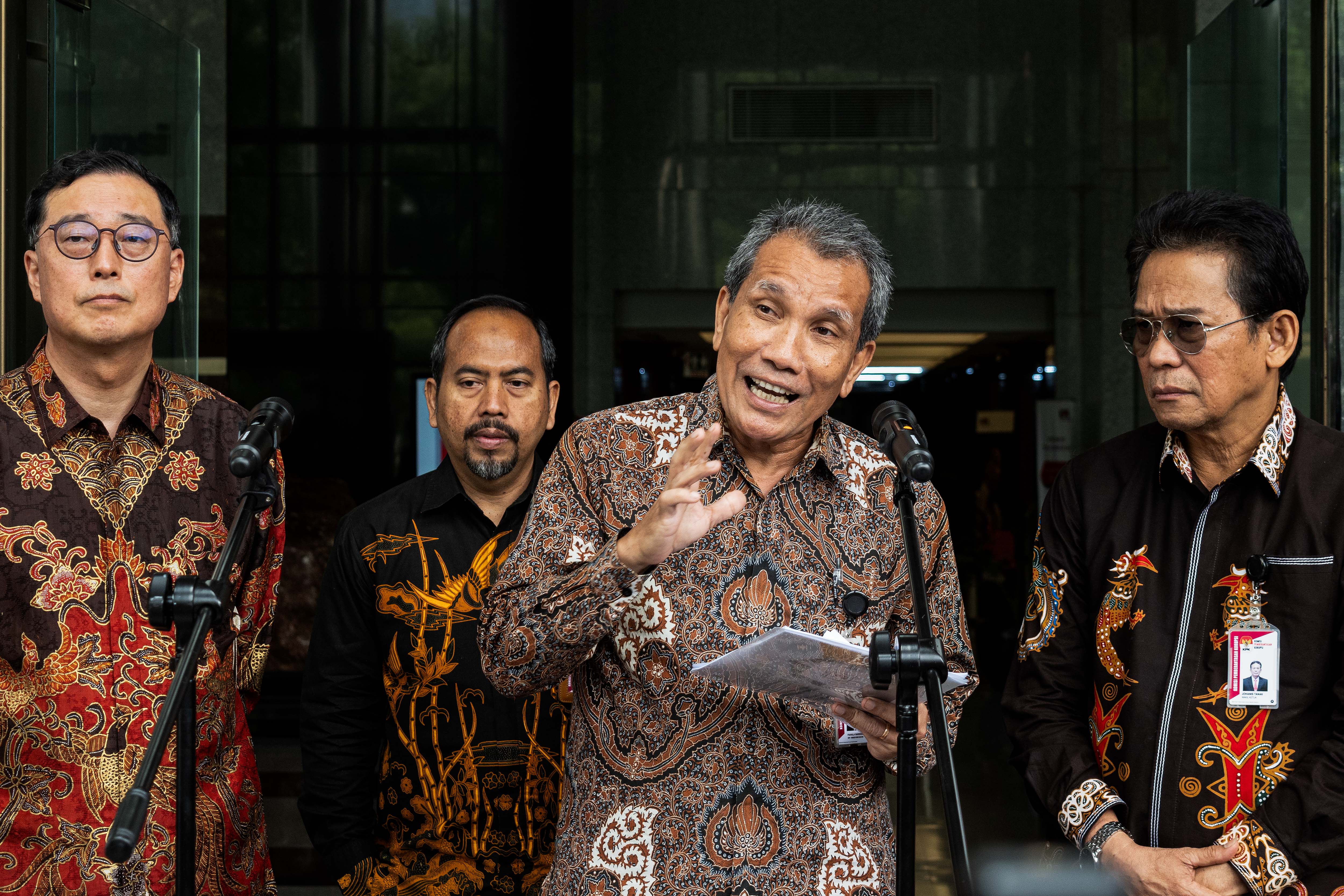 Deputi Bidang Pencegahan dan Monitoring KPK Pahala Nainggolan (tengah) 