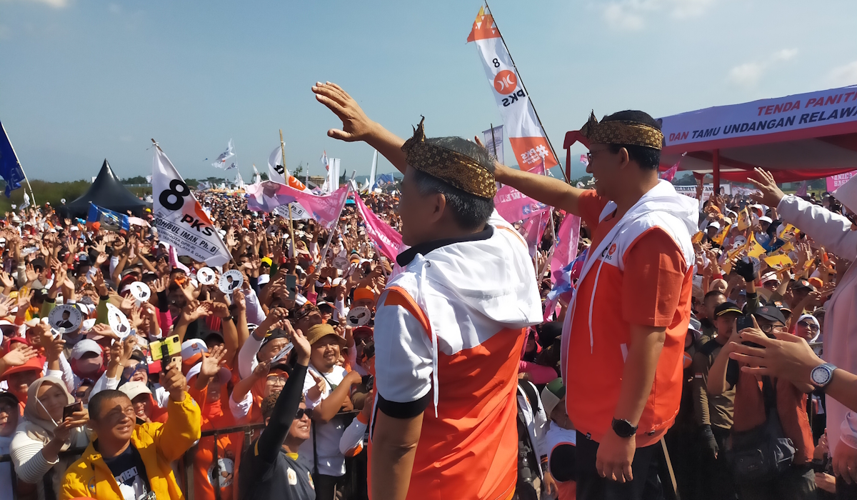 Anies Rasyid Baswedan (kanan) dan Wakil Ketua Majelis Syuro PKS Mohammad Sohibul Iman (kiri)