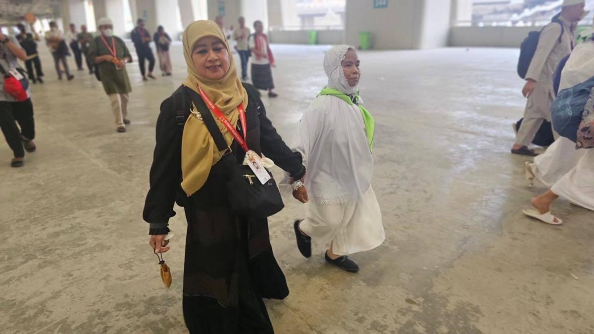 Endang Maria Astuti, Anggota Tim Pengawas Haji DPR RI, membantu seorang lansia yang tersesat dan kebingungan saat menjalankan lempar jumroh 