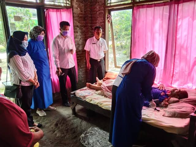 Dokter sedang memeriksa pase