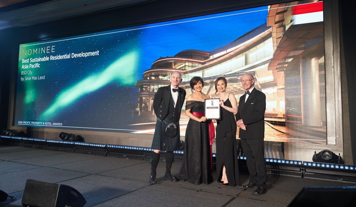 Advisor Asset Management BSD Office and Education Business Development Sinar Mas Land Sandra Kosasih secara simbolis menerima penghargaan.