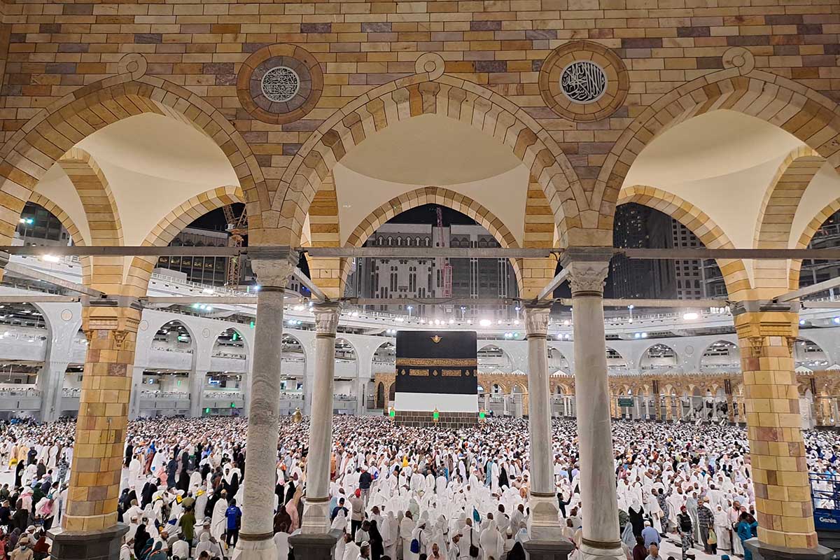Umat Islam melakukkan tawaf mengelilingi ka’bah di Masjidil Haram, Makkah, Arab Saudi, Jumat (7/7/2023). 