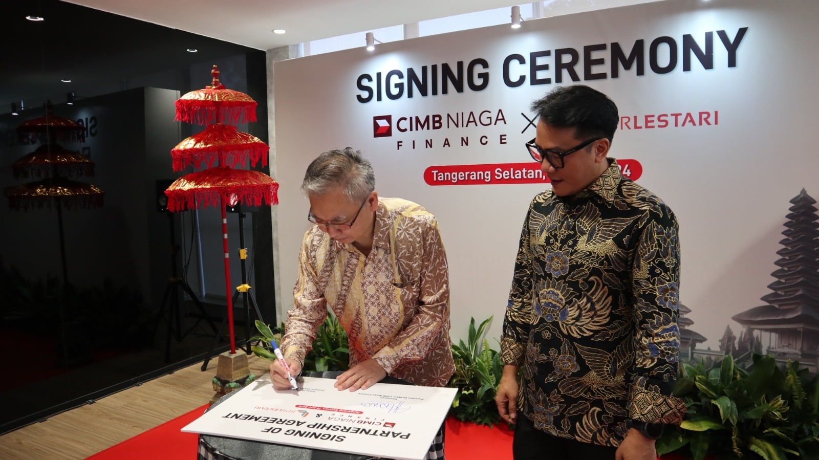 Penandatanganan kerja sama antara Bank Lestari Bali (BPR) dan  CIMB Niaga Finance (CNAF).