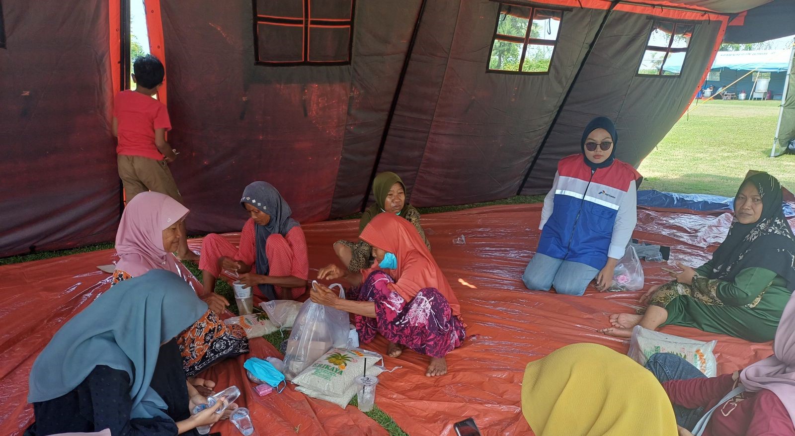 Warga terdampak kebocoran pipa minyak berada di pos pengungsian di Kecamatan Jenu, Tuban, Jawa Timur.