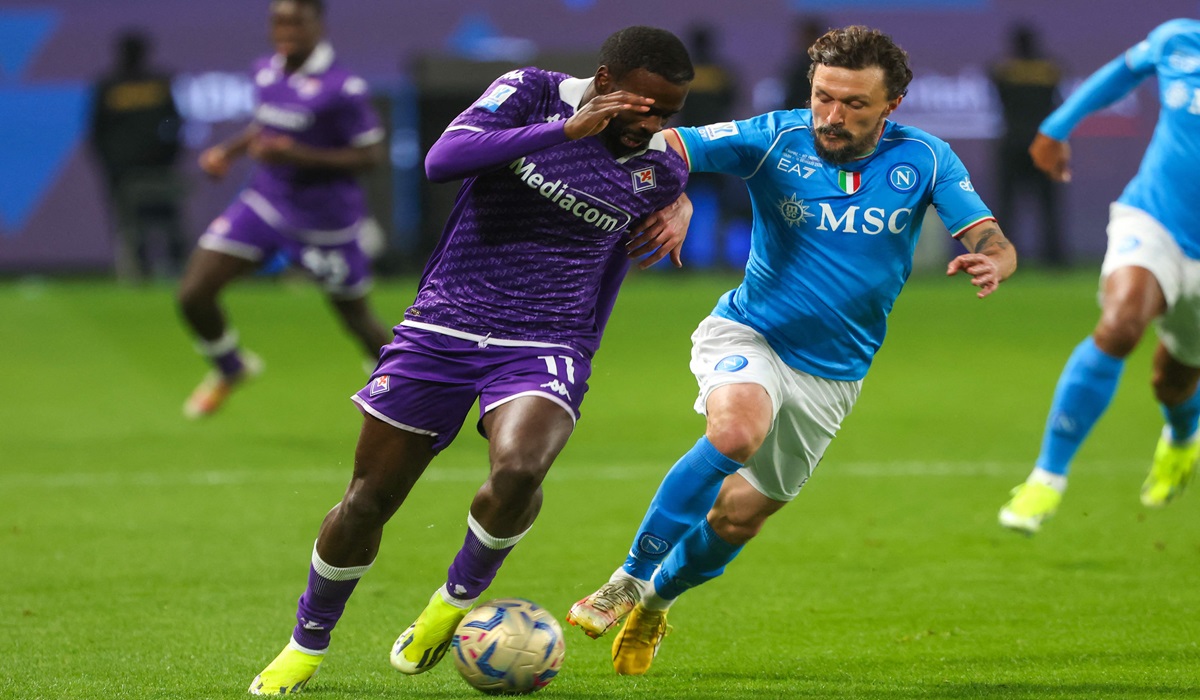 Bek Napoli Mario Rui (kanan)