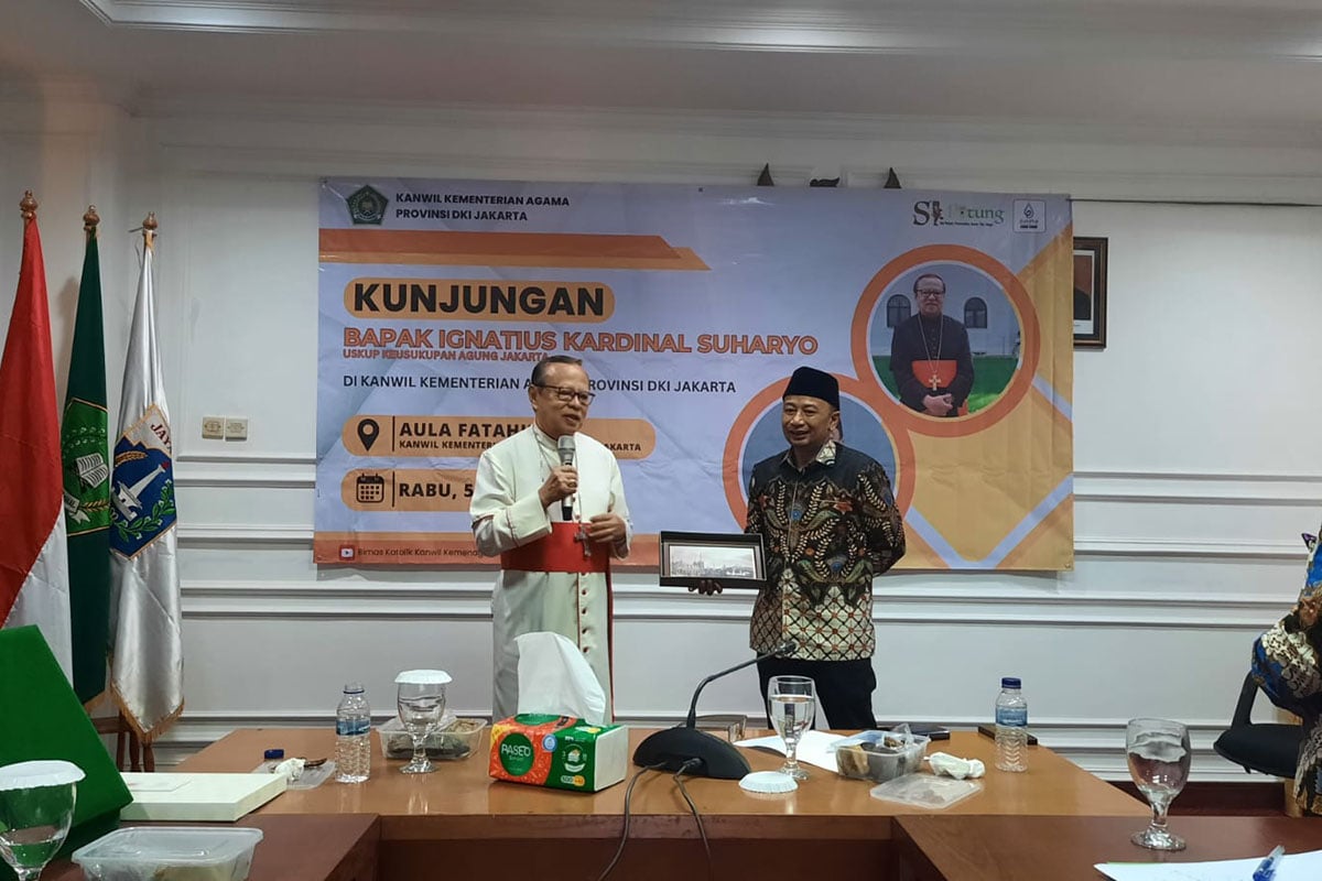 Uskup Agung Jakarta Ignatius Kardinal Suharyo Hardjoatmodjo (kiri).