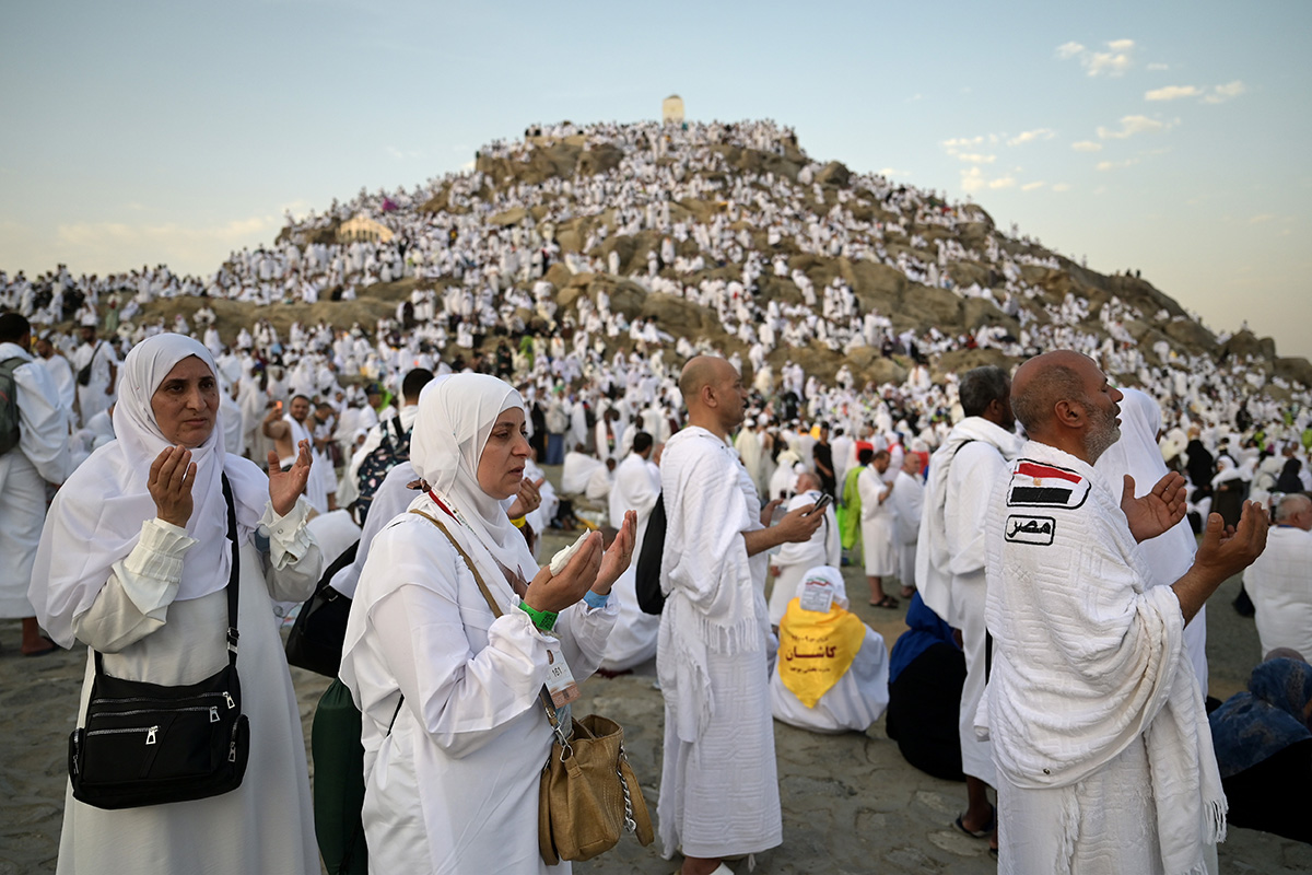Umat Islam memanjatkan doa menjelang wukuf di Jabal Rahmah, Arafah, Makkah, Arab Saudi, Sabtu (15/6).