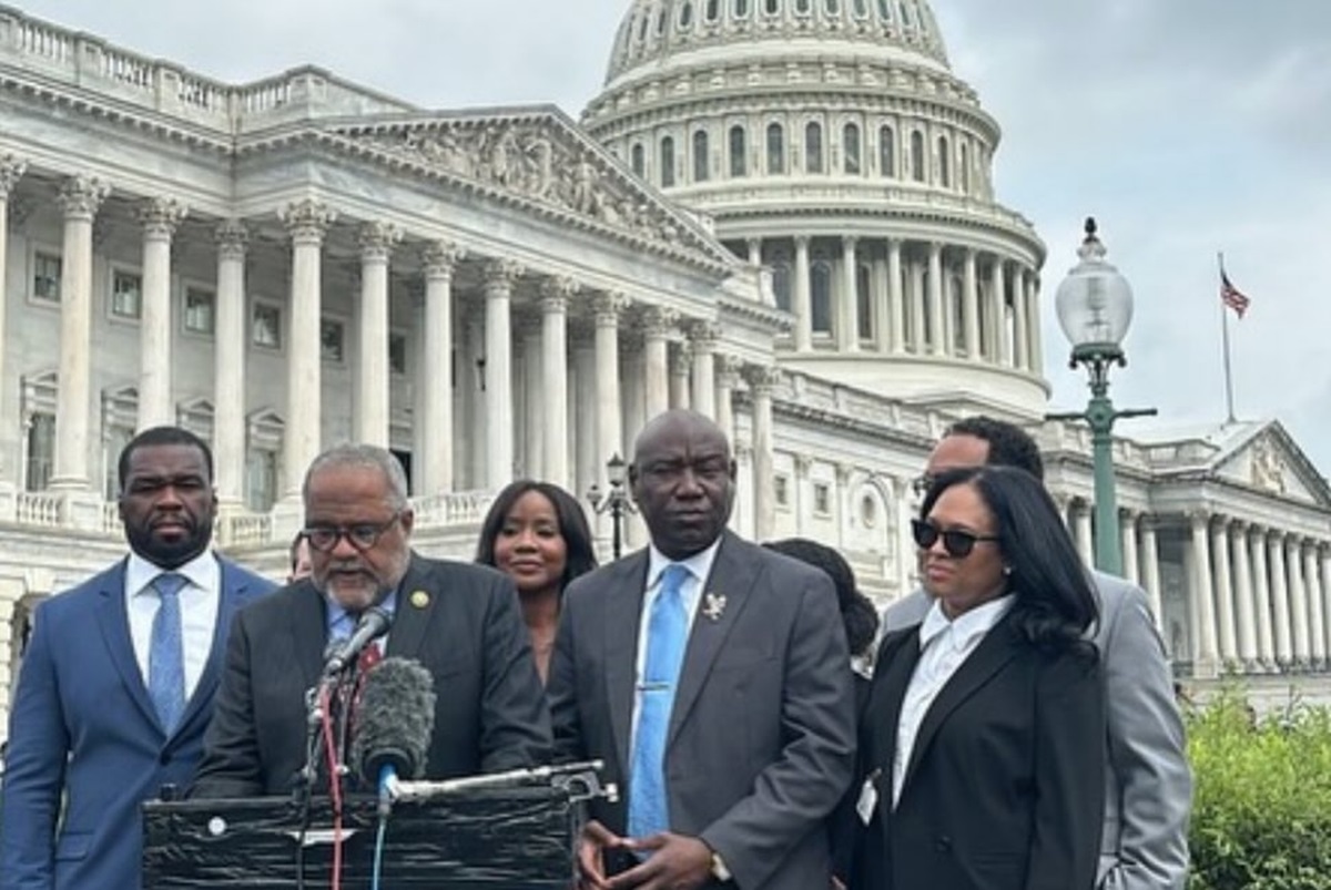 Rapper 50 Cent melakukan kunjungan ke Capitol Hill bersama pengacara hak sipil Ben Crump 