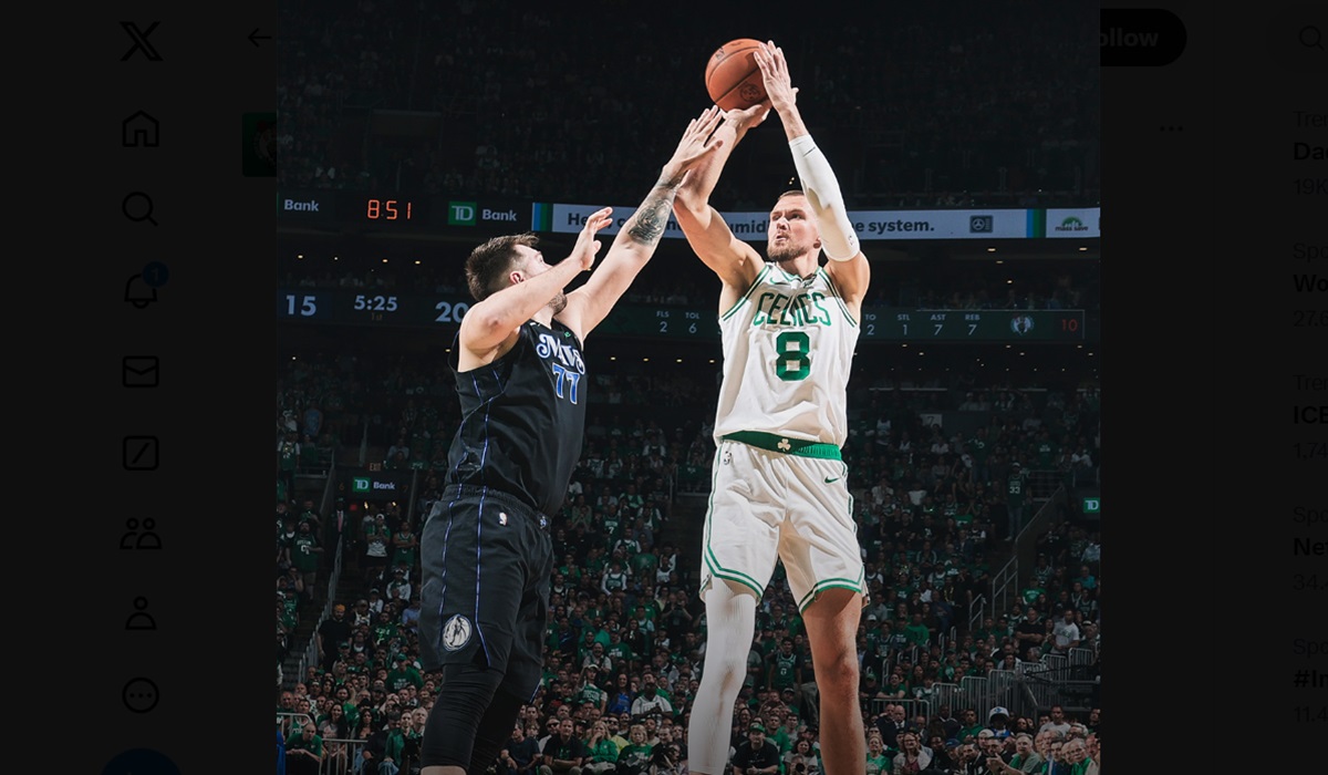 Center Celtics Kristaps Porzingis melakukan tembakan di Gim 1 final NBA melawan Dallas Mavericks.