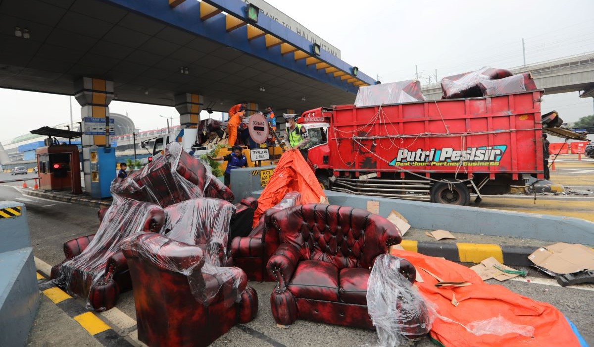 Ilustrasi: petugas gabungan Polisi dan Jasa Marga melakukan evakuasi kendaraan dan barang bawaan yang mengalami kecelakaan beruntun