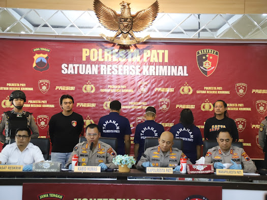 Konferensi pers kasus pengeroyokan bos rental mobil di aula Kantor Polresta Pati, Senin (10/6). 