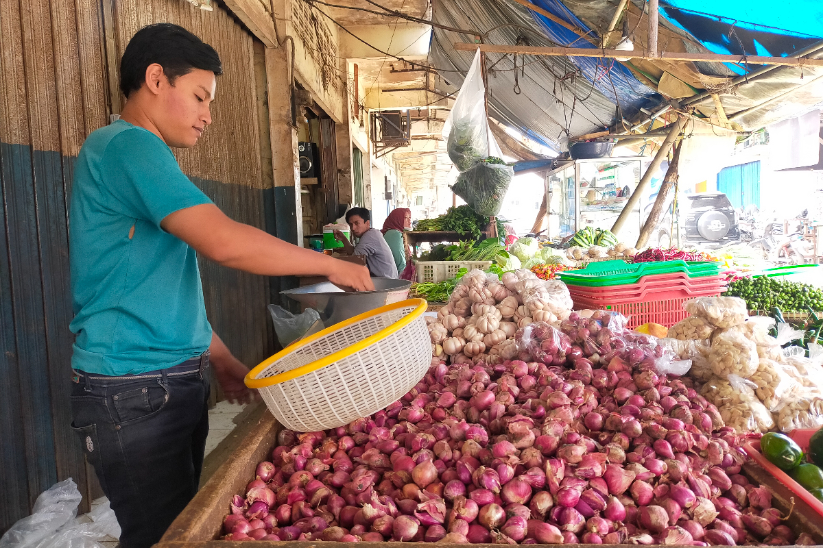 Seorang pembeli sayuran tengah membeli kebutuhan keluarga tapi semuabahan pokok yang dijual di pasar induk Cikurubuk, Kecamatan Mangkunumi, 
