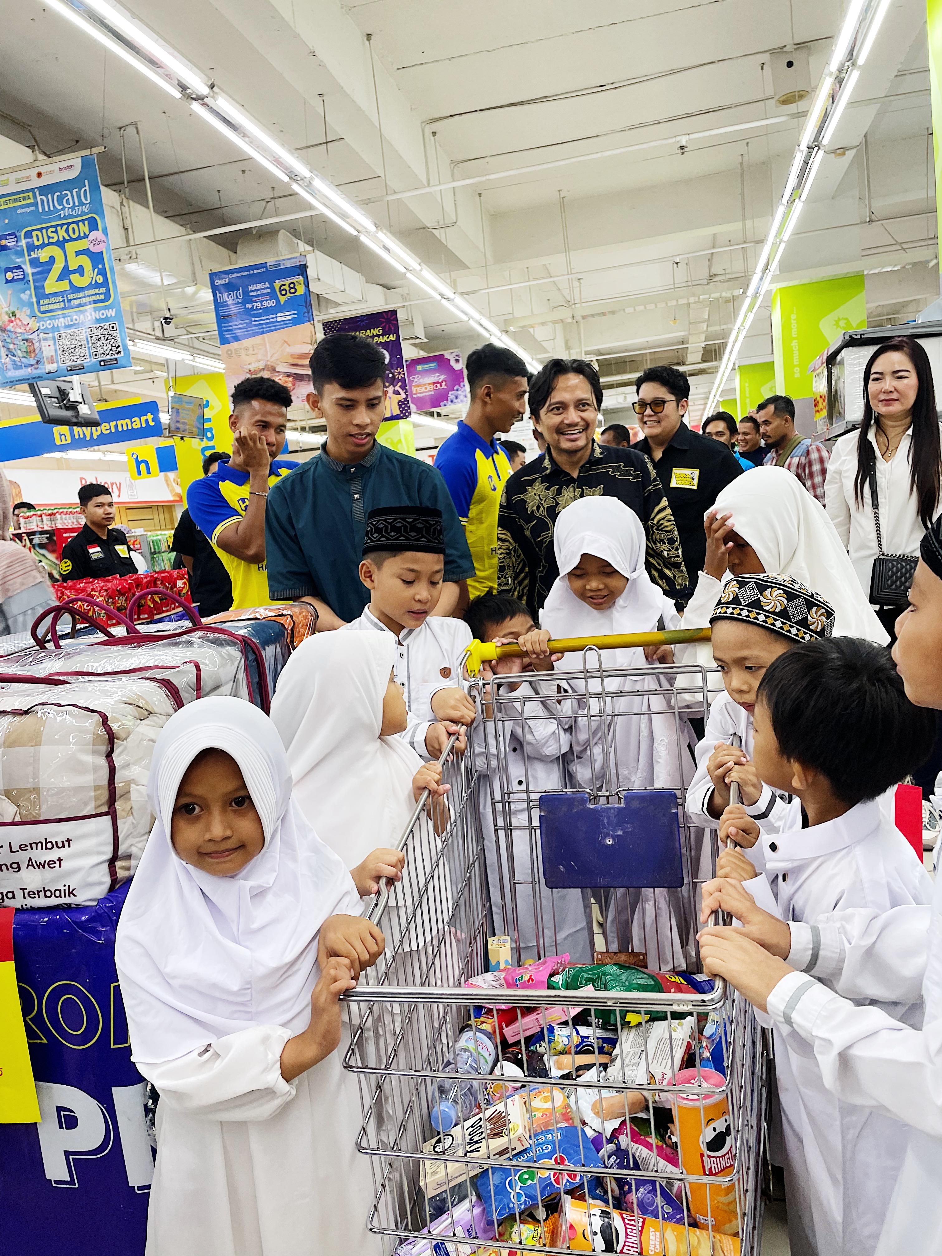 Anak-anak yatim diajak berbelanja di salah satu mal di Banjarmasin, Kalimantan Selatan (Kalsel), Sabtu (1/6).